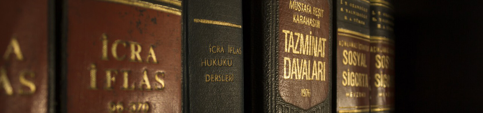 Uçanok Hukuk Bürosu olarak, özel hukuk ve kamu hukukunun çeşitli dallarından oluşan geniş bir yelpazedeki uzmanlığımız sayesinde müvekkillerimize hizmet veriyor, hukuki çözümler getiriyoruz.